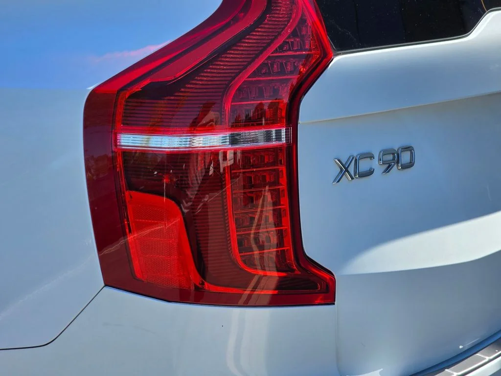 Used 2019 White Volvo T6 Momentum image 38