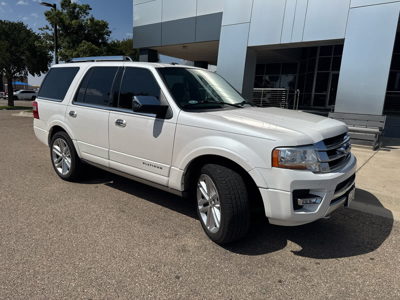 Used 2017 White Platinum Metallic Tri-Coat Ford Platinum image 7