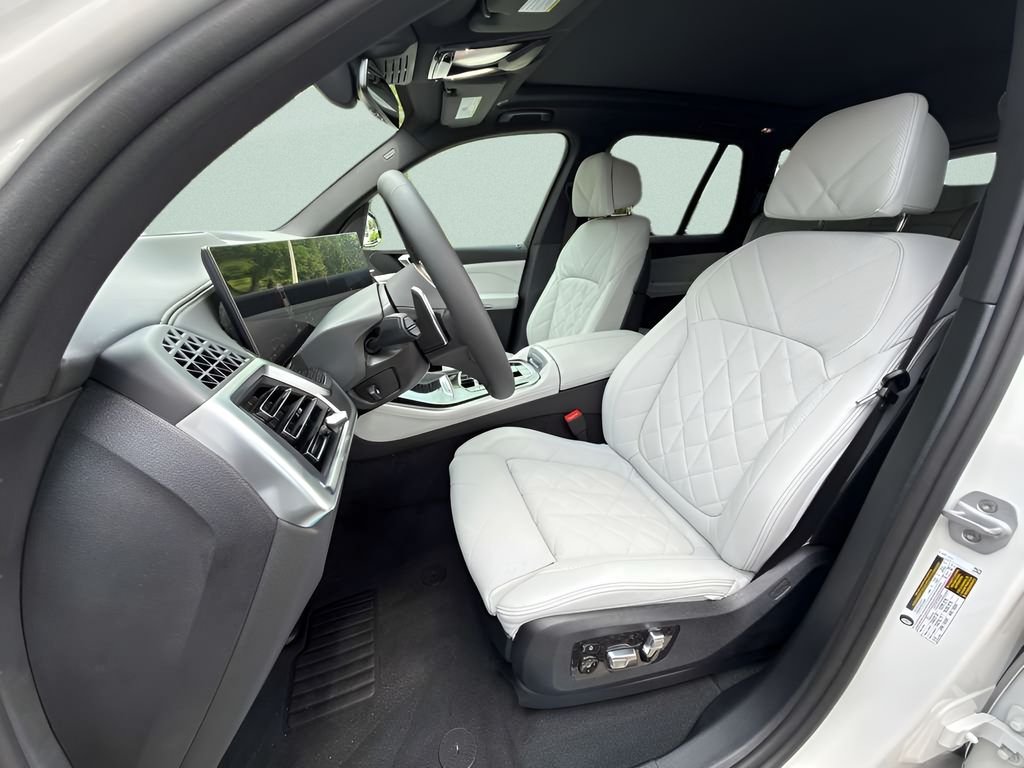New 2026 Mineral White Metallic BMW sDrive40i image 8