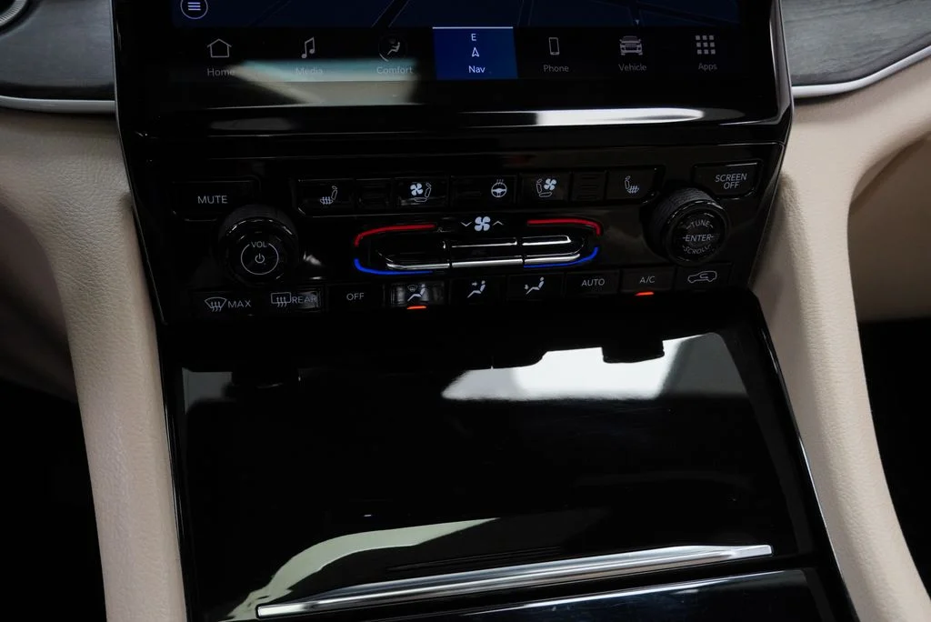 Used 2022 White Jeep 4xe image 38