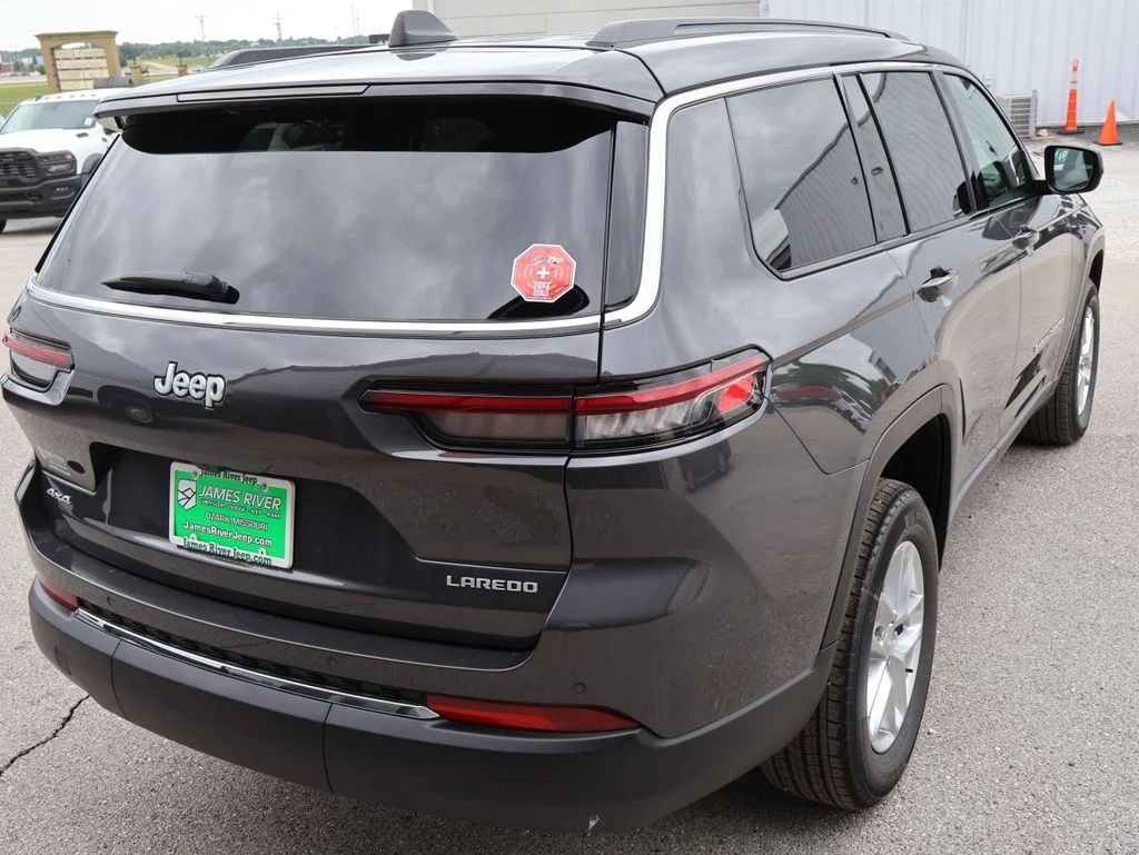 New 2026 Baltic Gray Metallic Clear-Coat Exterior Paint Jeep Laredo image 5