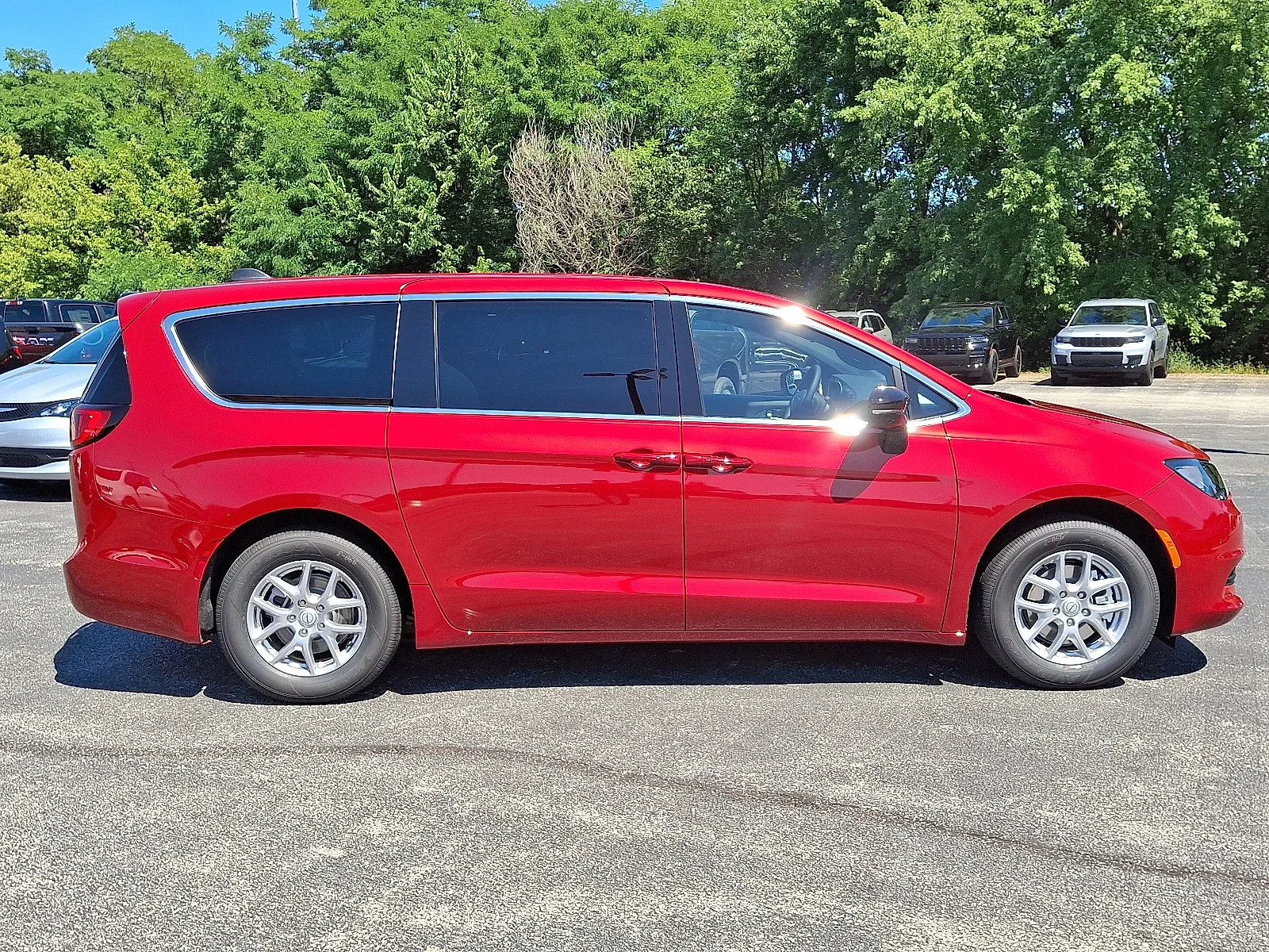 2026 Chrysler Voyager LX - Photo 9