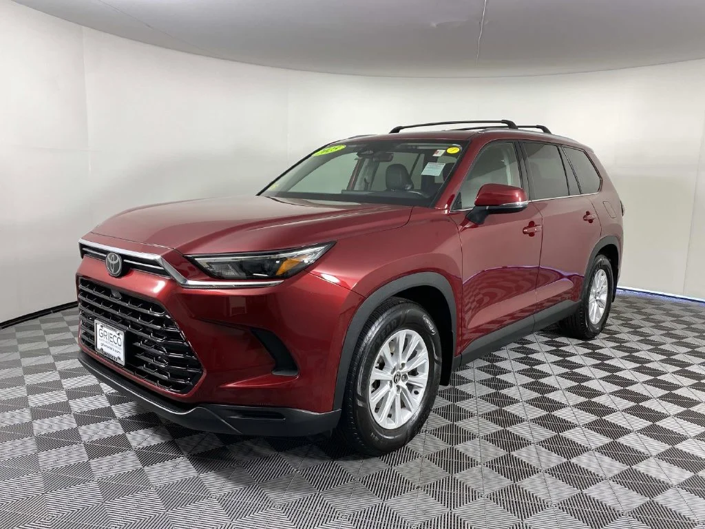 Used 2025 Red Toyota XLE image 4