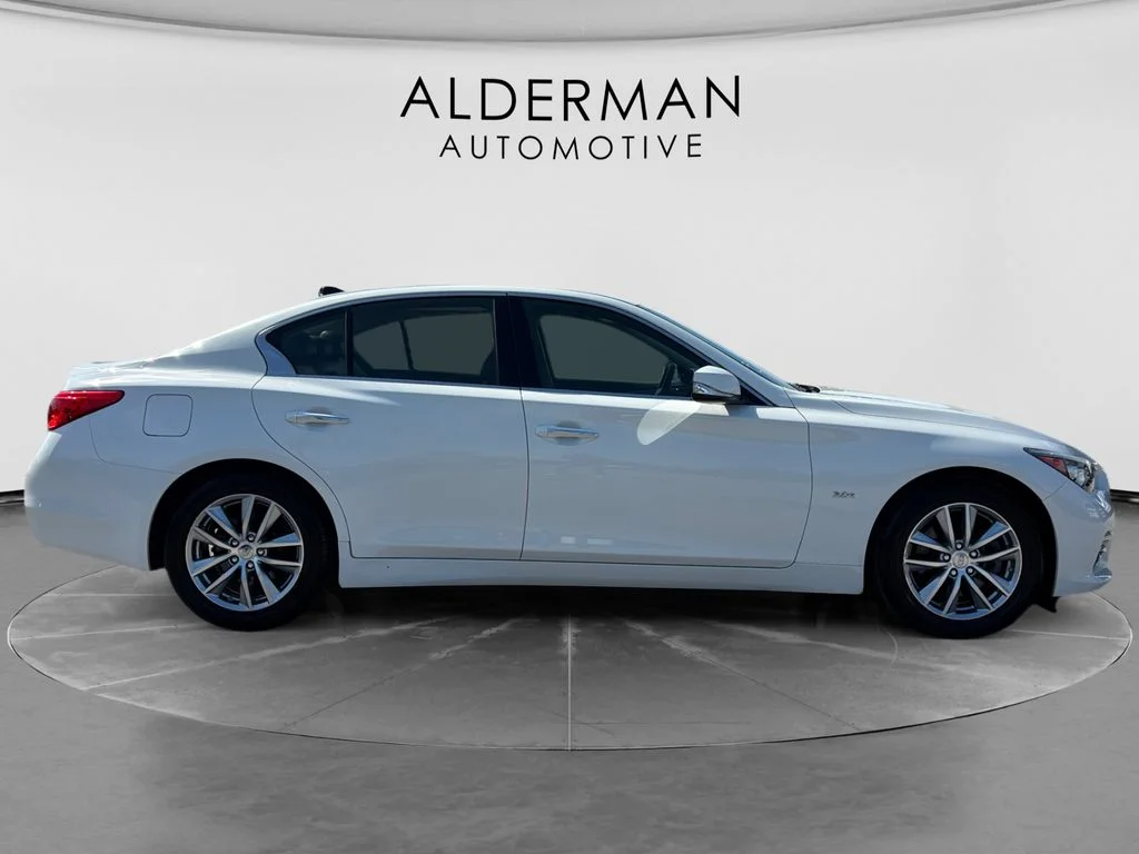 Used 2017 White INFINITI 3.0t Premium image 4