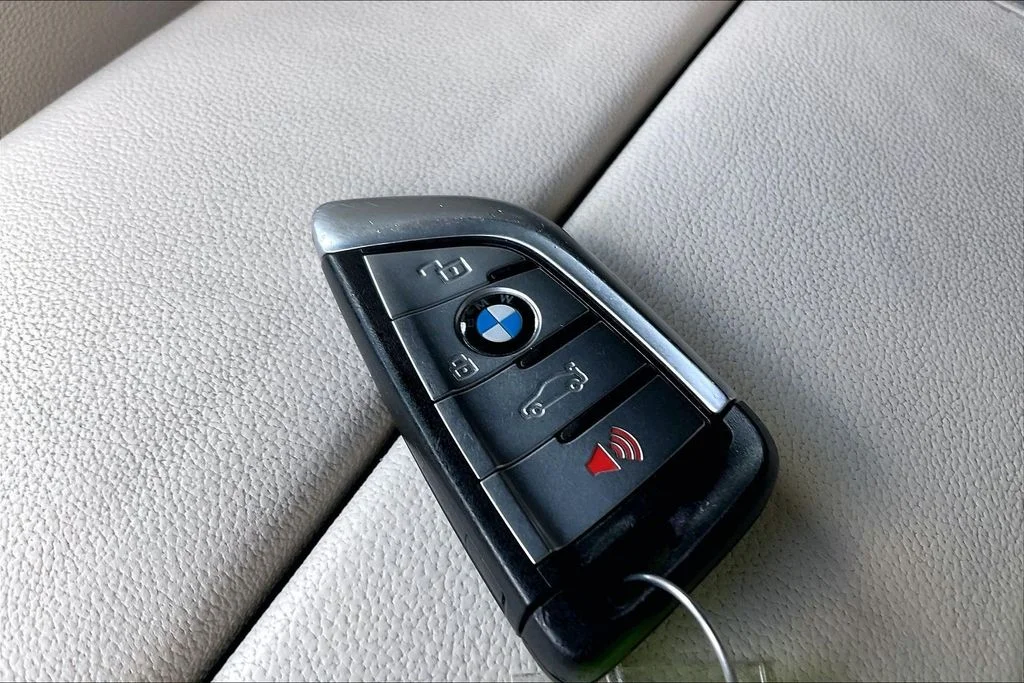 Used 2021 Black BMW xDrive40i image 12