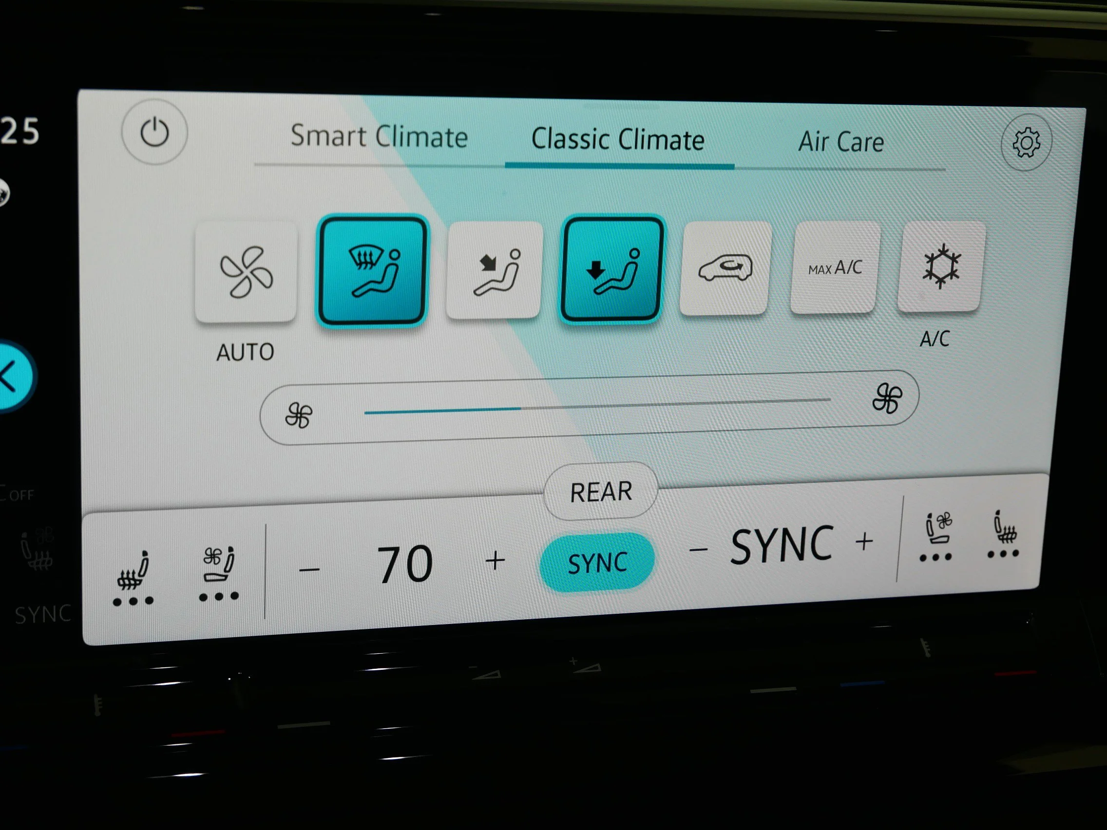 New 2026 Opal White Pearl Volkswagen 2.0T SE w/Technology image 24