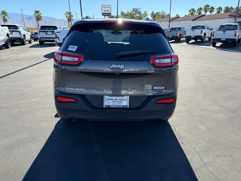 Used 2017 Granite Crystal M Jeep Latitude image 4