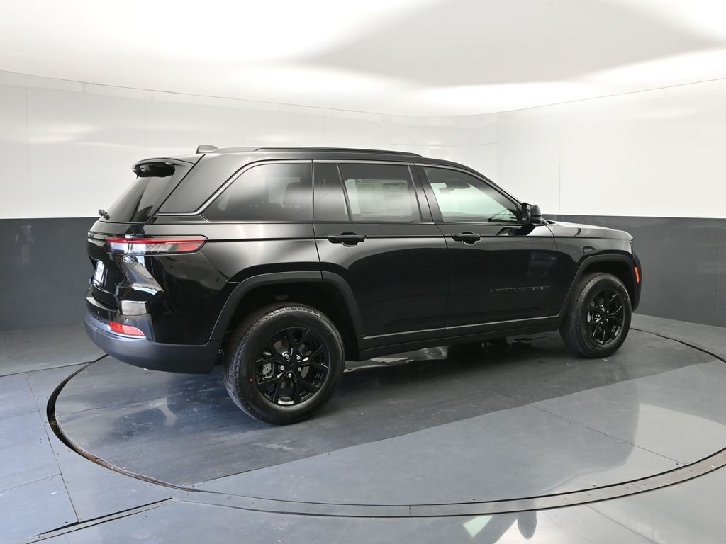 New 2026 Diamond Black Crystal Pearl-Coat Exterior Paint Jeep Altitude image 15