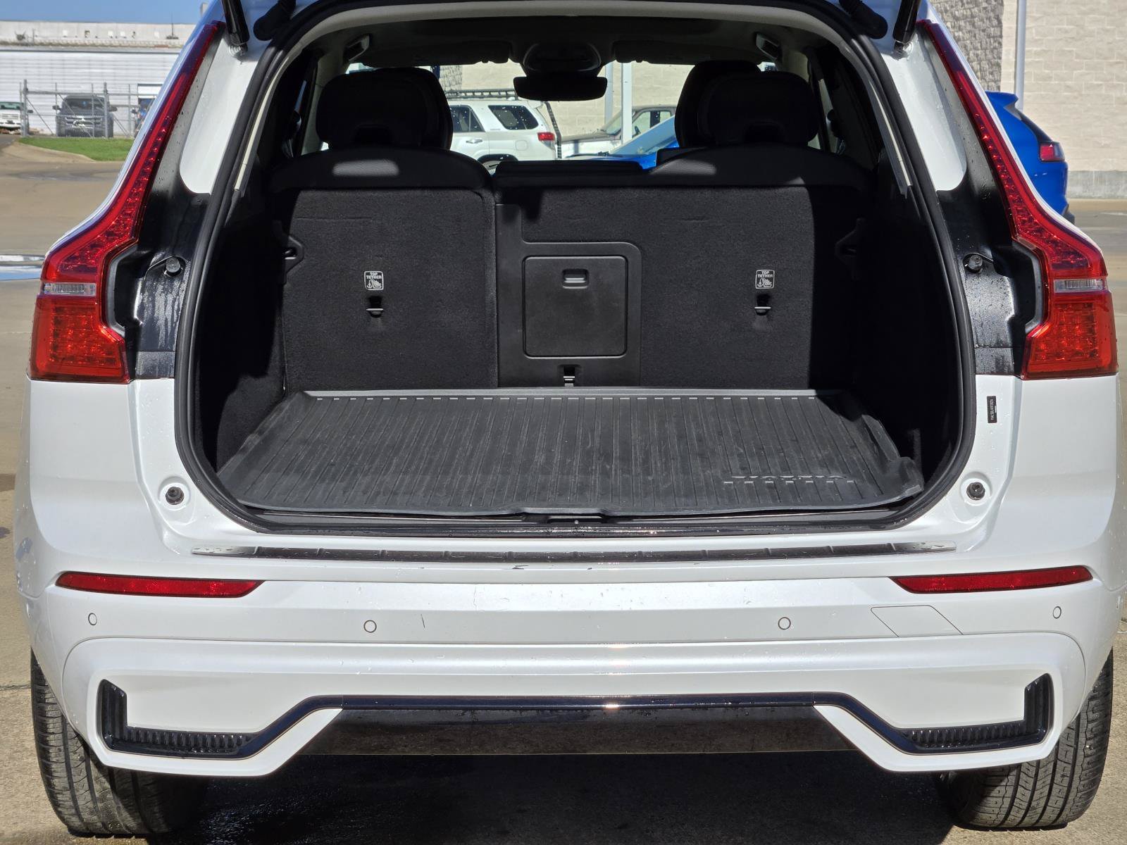 Used 2024 Crystal White Metallic Volvo Plus Dark Theme image 11