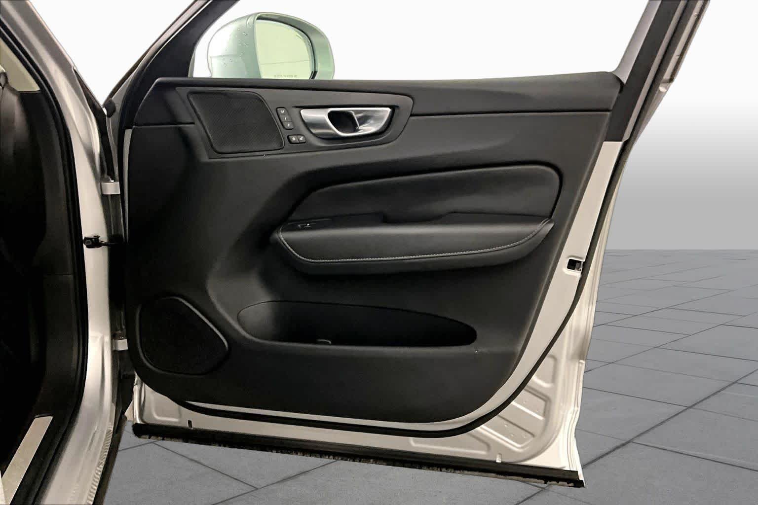 Used 2021 Bright Silver Metallic Volvo Inscription image 21