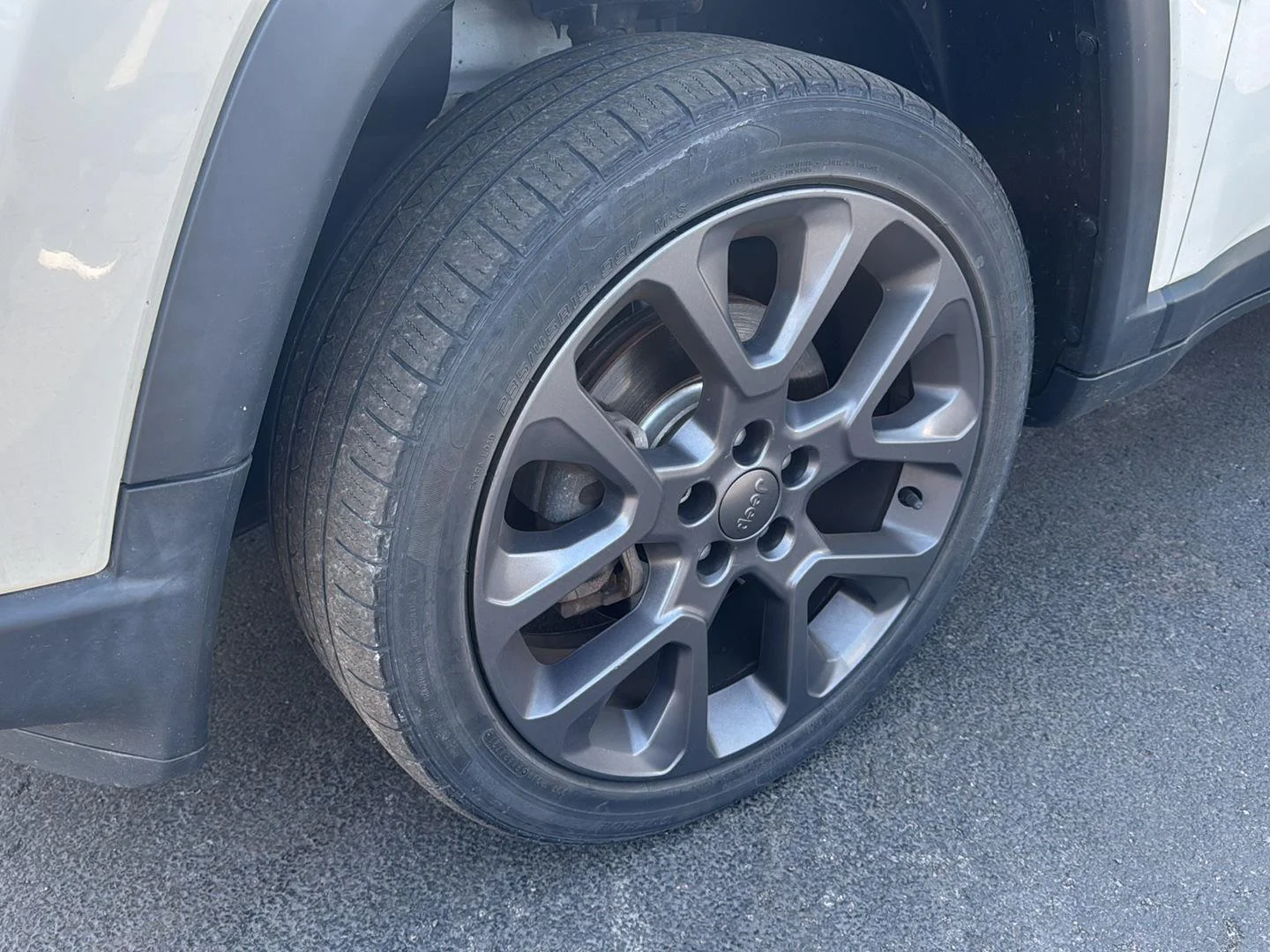 Used 2018 White Clearcoat Jeep Latitude image 10