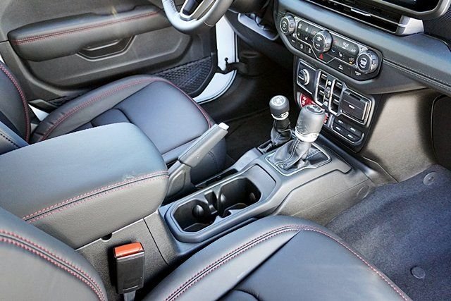 New 2026 Bright White Clear-Coat Exterior Paint Jeep Rubicon image 14