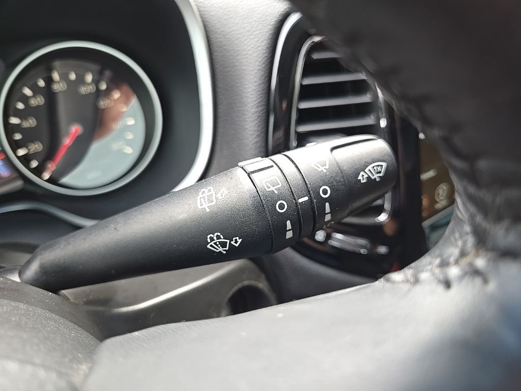 Used 2018 White Jeep Latitude image 40