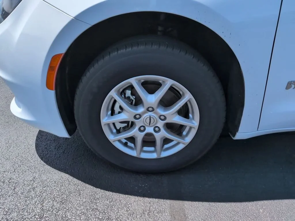 Used 2023 White Chrysler LX image 7