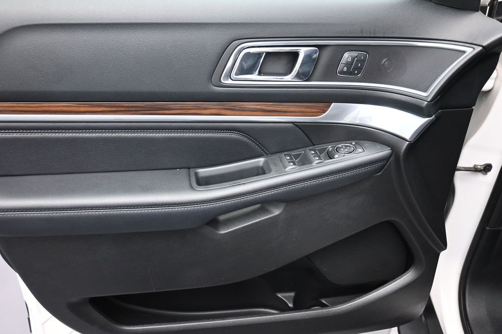 Used 2017 White Ford Limited image 13