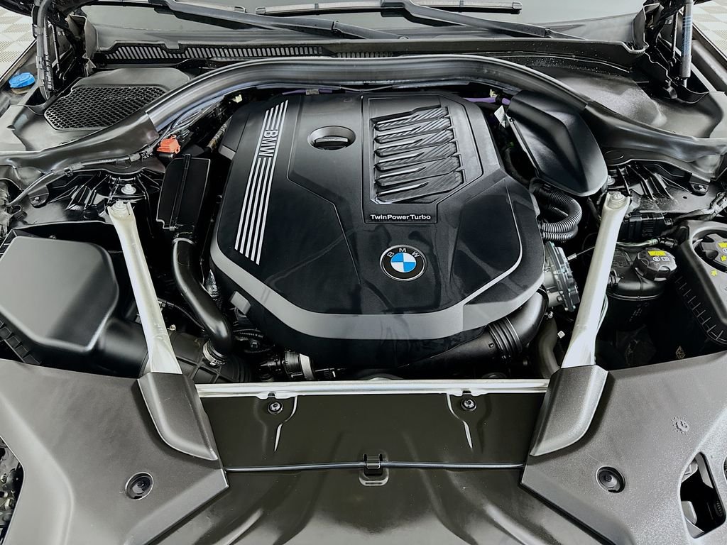 Used 2021 Black Sapphire Metallic BMW 540i image 31