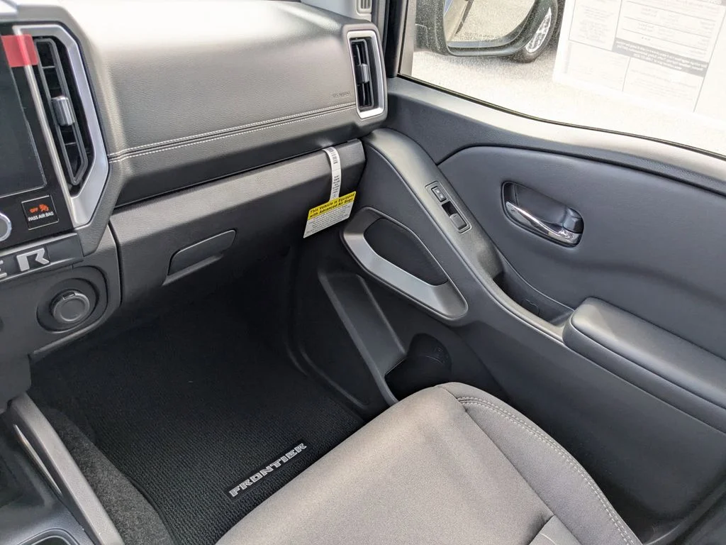 2025 Nissan Frontier SV - Photo 17
