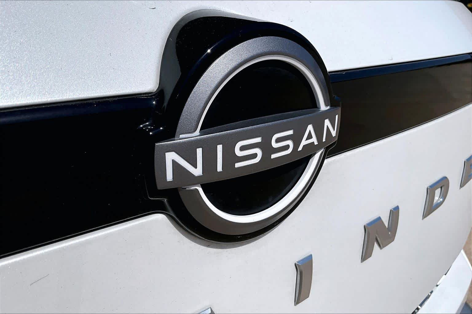Used 2025 Everest White Pearl Tricoat Nissan SL image 30