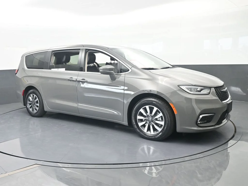 Used 2022 Ceramic Gray Clearcoat Chrysler Touring L image 8
