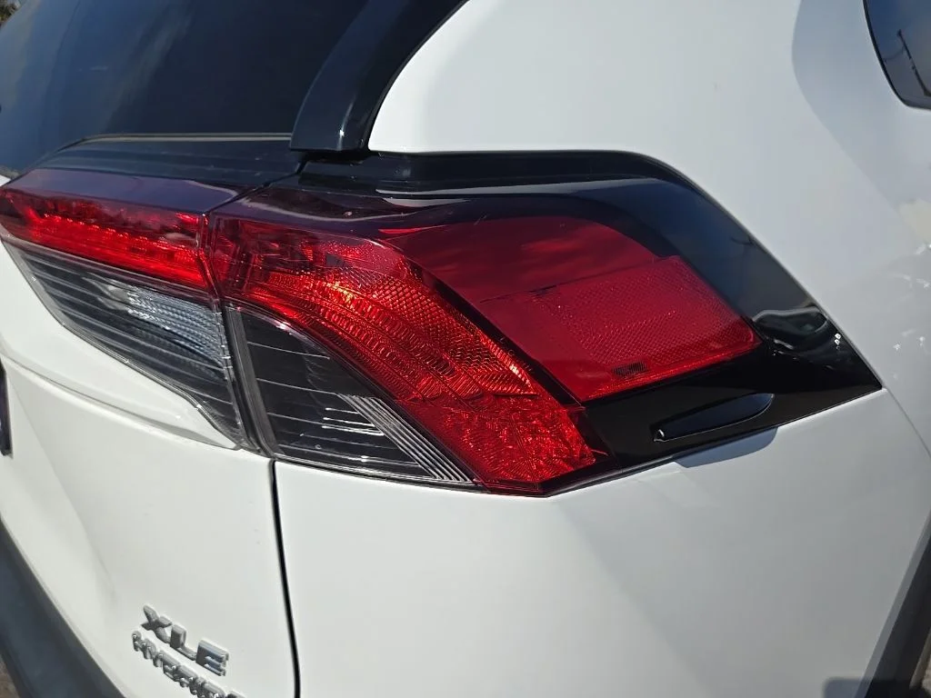 Used 2020 White Toyota XLE image 10