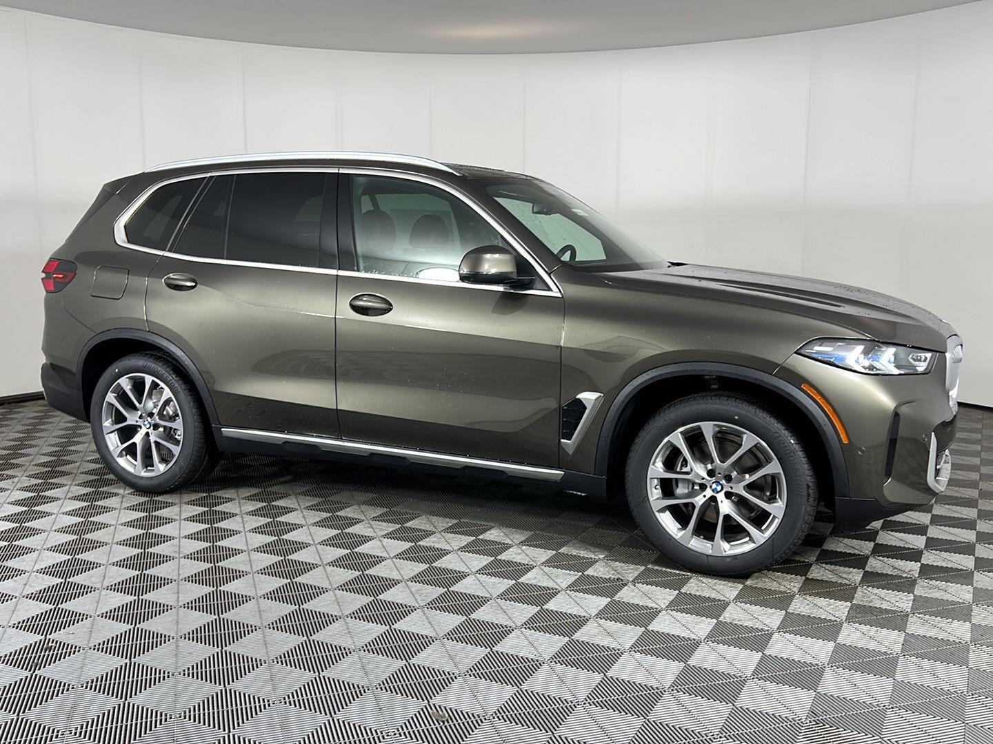 New 2026 Manhattan Green Metallic BMW xDrive40i image 2