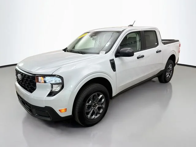 Used 2025 White Metallic Ford XLT image 3