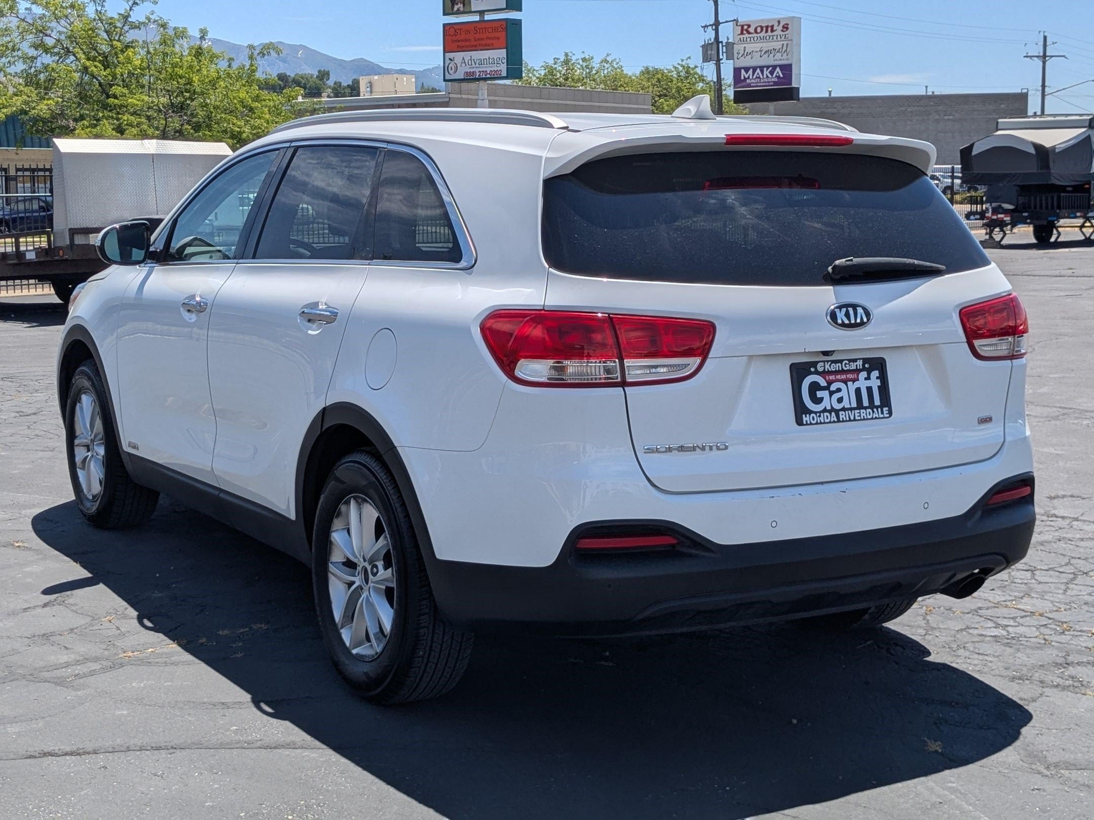 Used 2018 Snow White Pearl Kia LX image 5