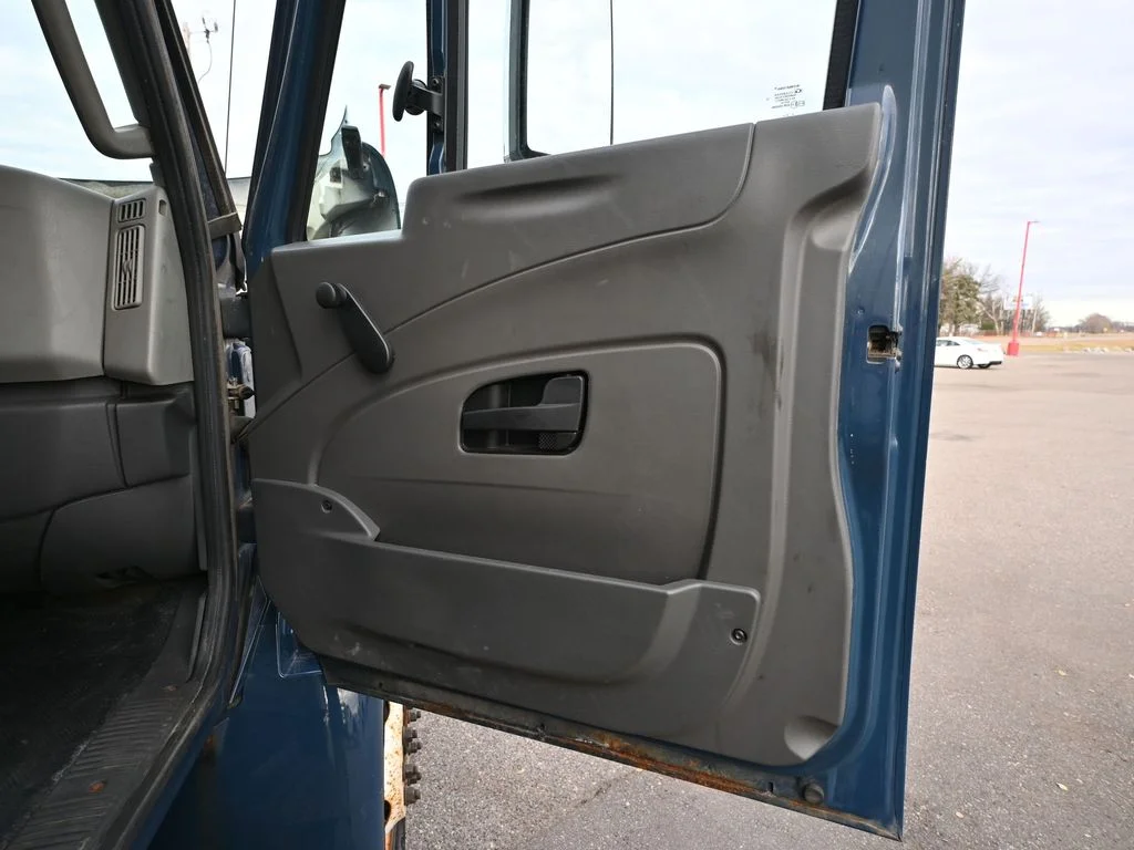 Used 2013 Blue International Series 4400 image 42