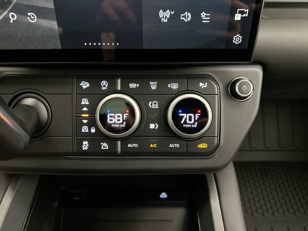 New 2026 Fuji White Land Rover X-Dynamic SE image 13