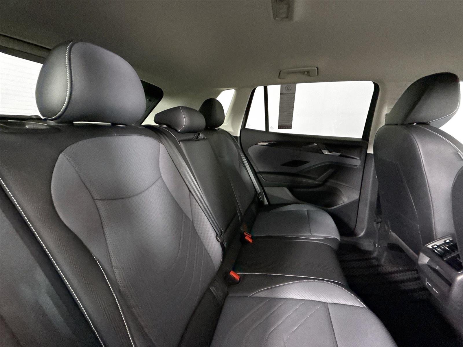 Used 2025 Platinum Gray Metallic Volkswagen SE image 39