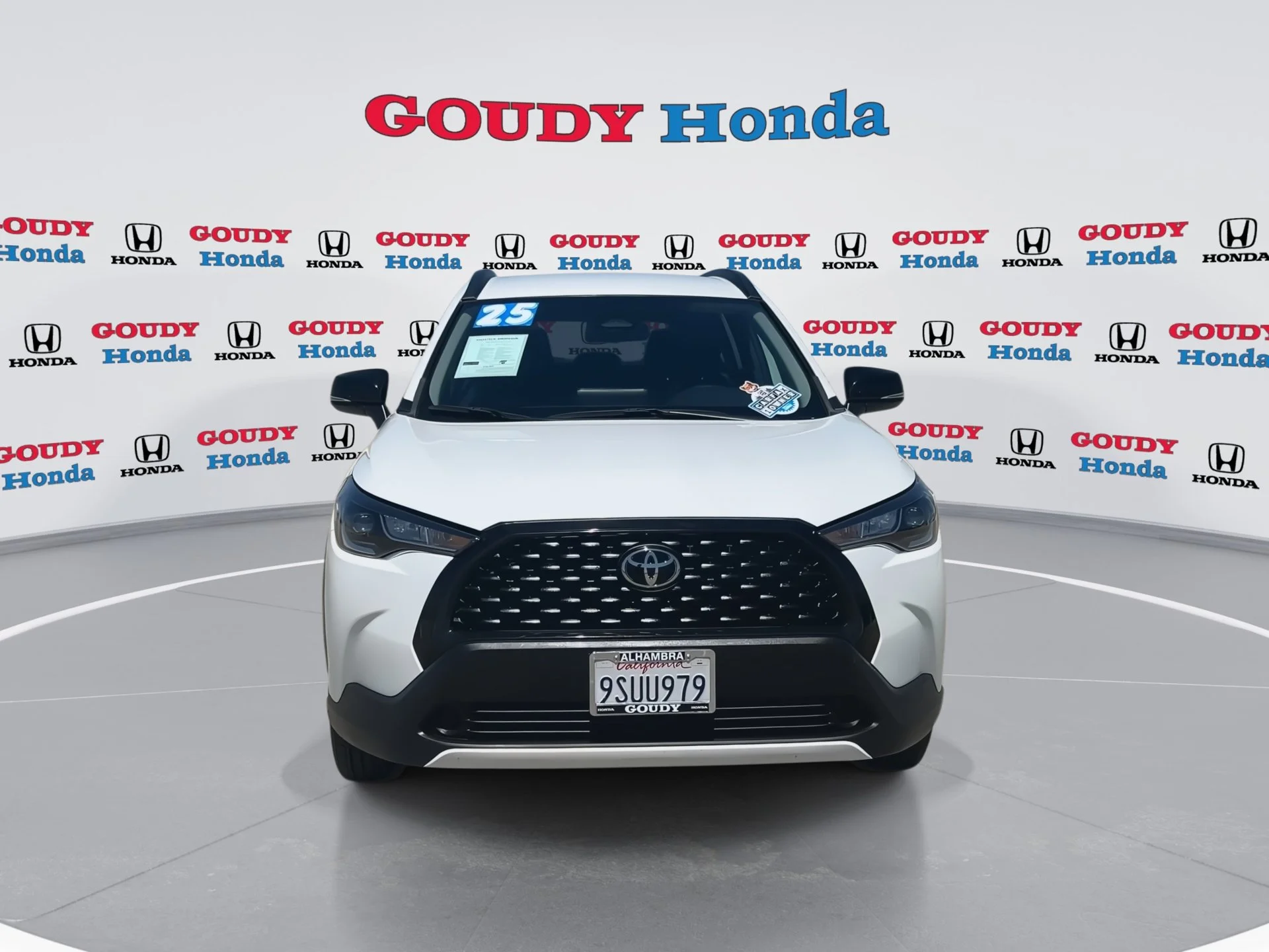 Used 2025 Pearl Toyota LE image 3