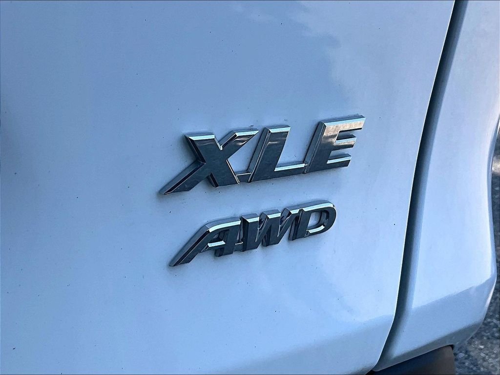Used 2025 White Toyota XLE image 29
