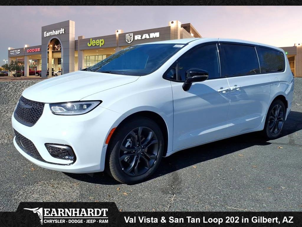 2026 Chrysler Pacifica Select's photo