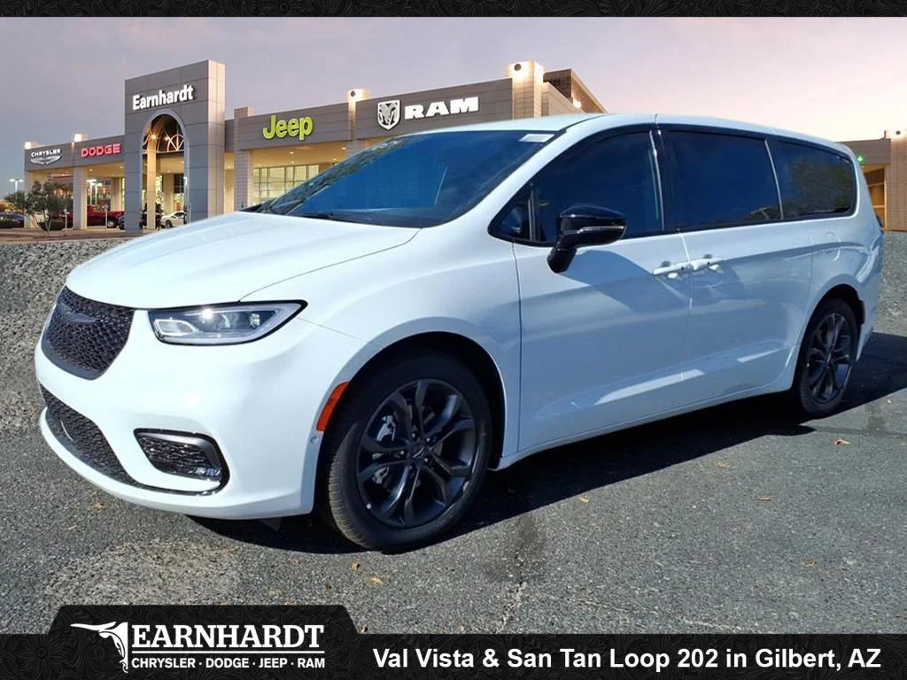 2026 Chrysler Pacifica Select's photo