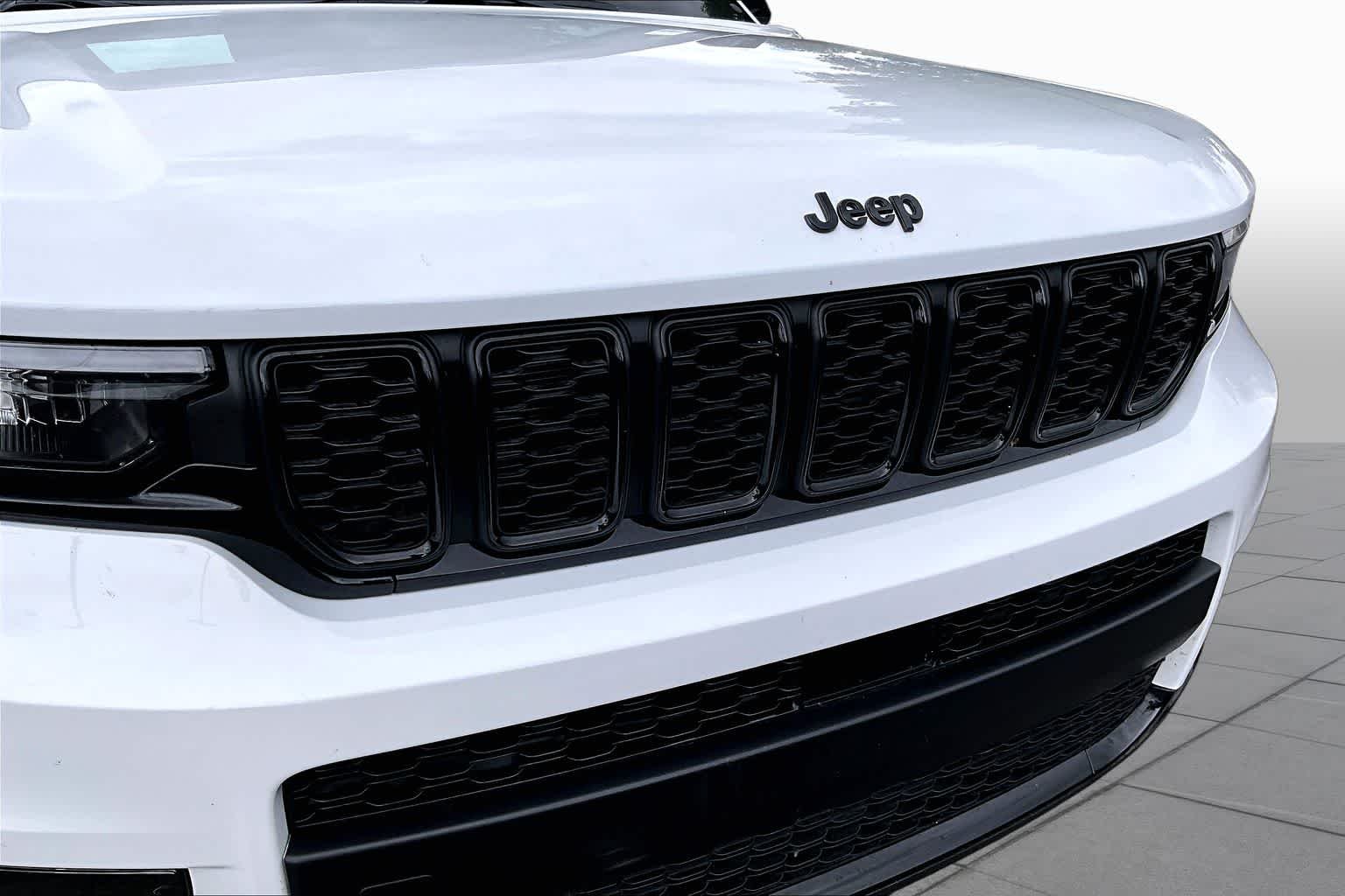 Used 2025 Bright White Clearcoat Jeep Limited image 31