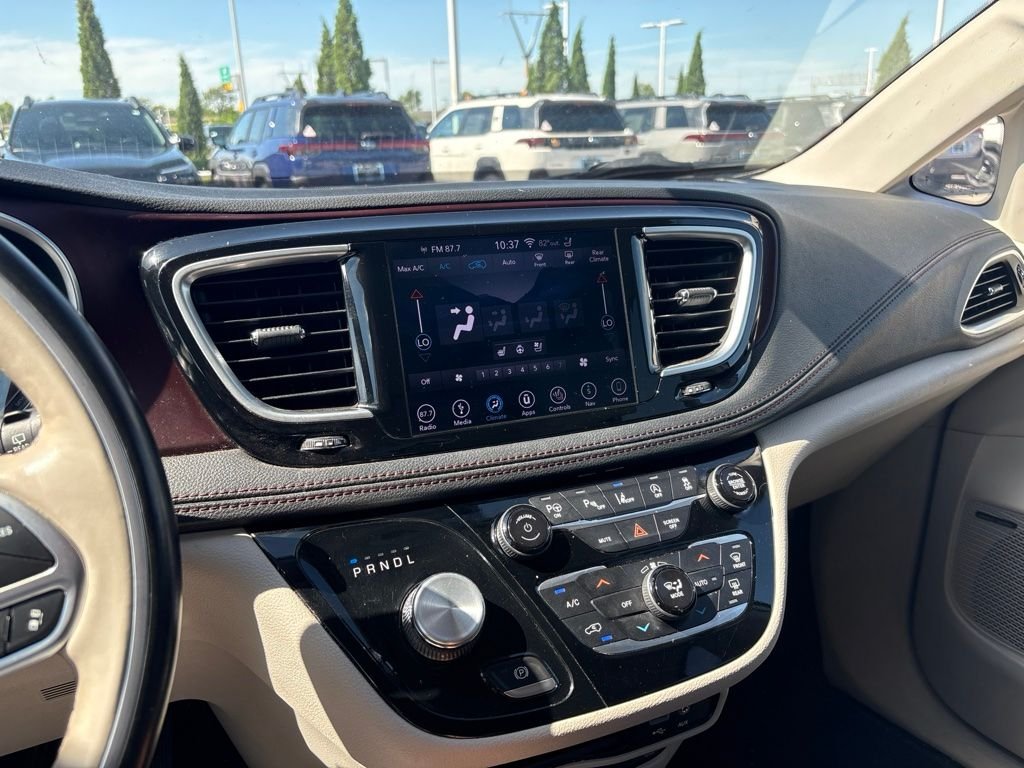 Used 2019 White Chrysler Limited image 3