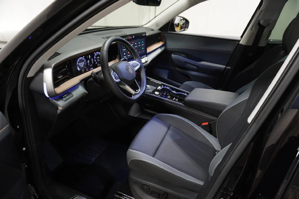New 2027 Deep Black Volkswagen SE w/Technology image 9