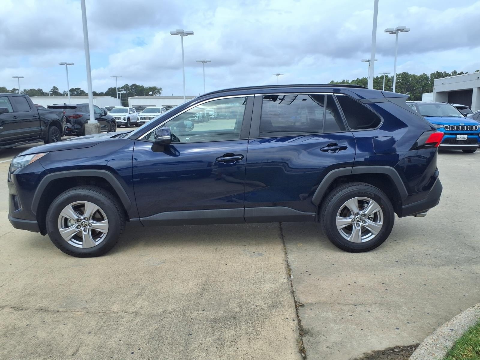 2025 Toyota RAV4 XLE - Photo 10