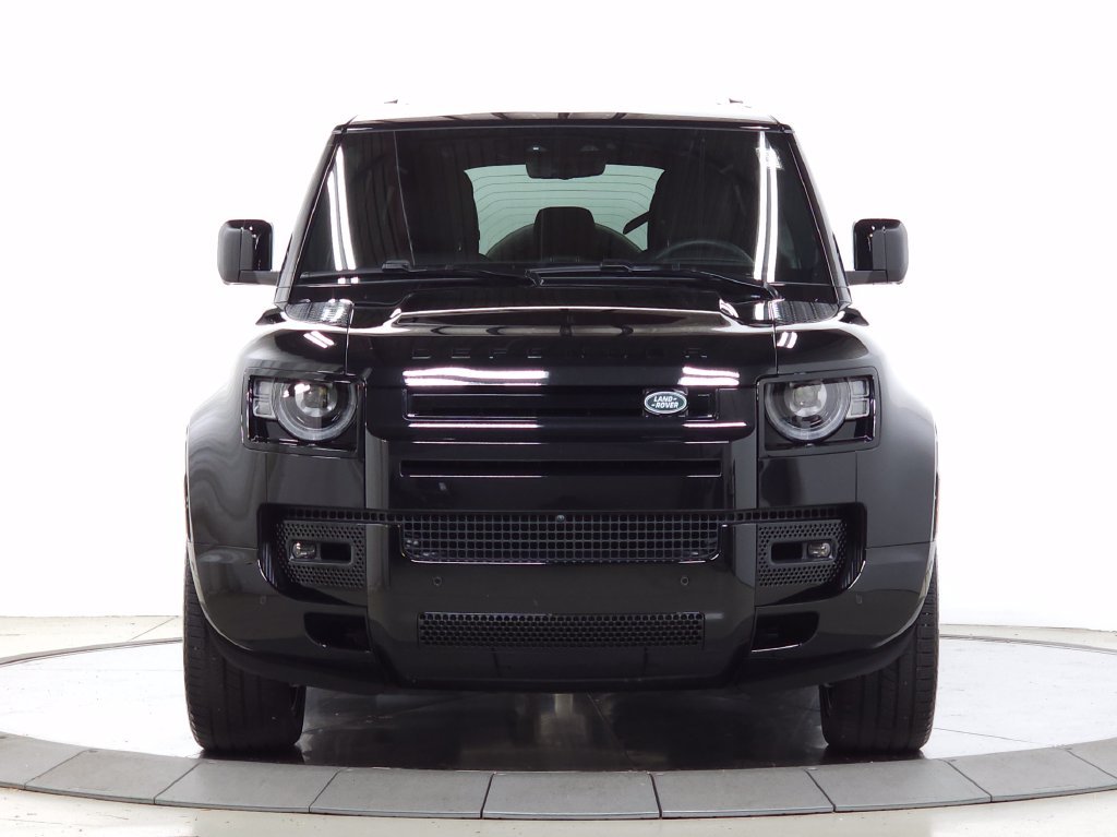 Certified Used 2025 Black Land Rover X-Dynamic SE image 10