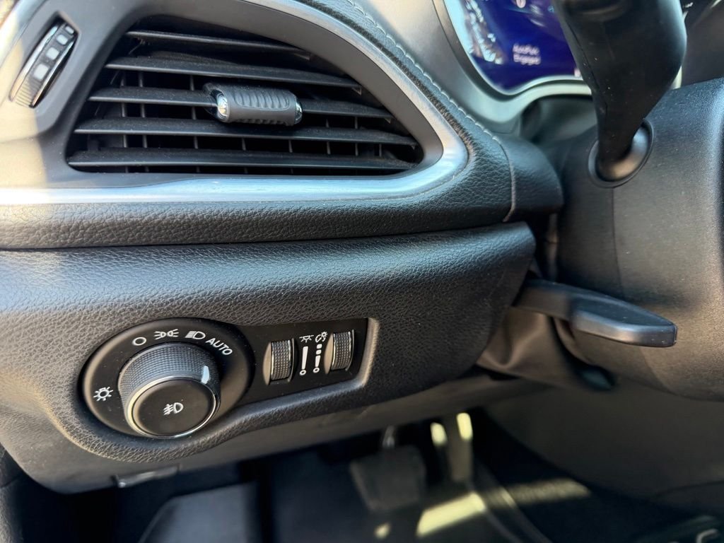 Used 2019 Black Chrysler Limited image 21