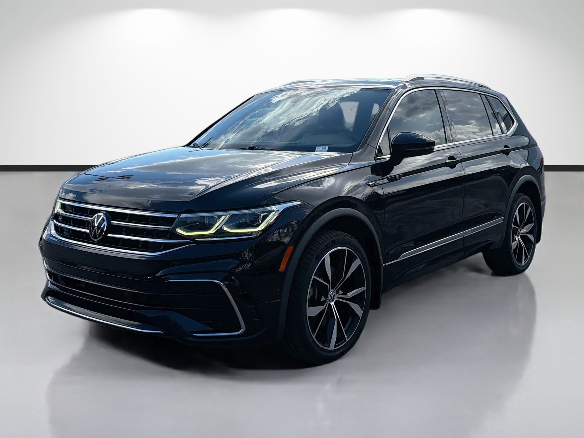 Used 2022 Black Volkswagen SEL R-Line image 7