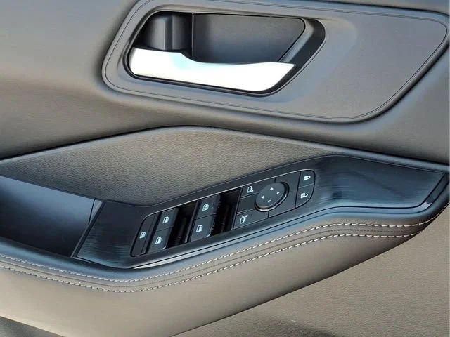 Used 2024  Nissan SV image 17