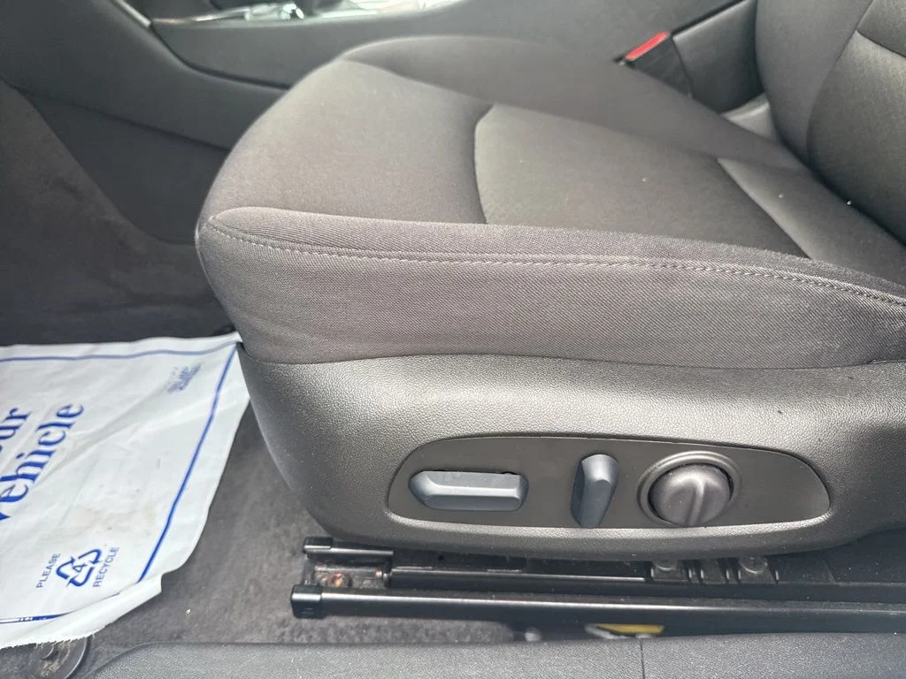 Used 2025 White Chevrolet LT image 29