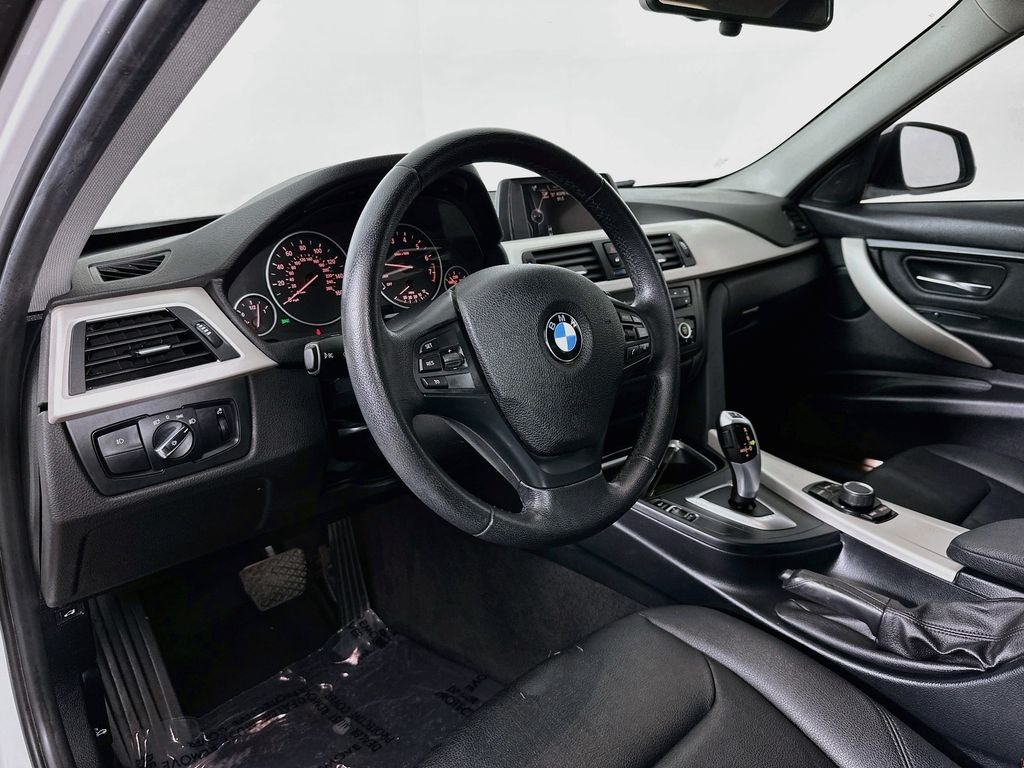 Used 2015 Alpine White BMW 320i image 10