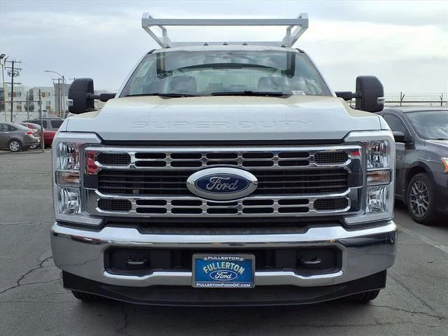 New 2024 Oxford White Ford XLT image 2