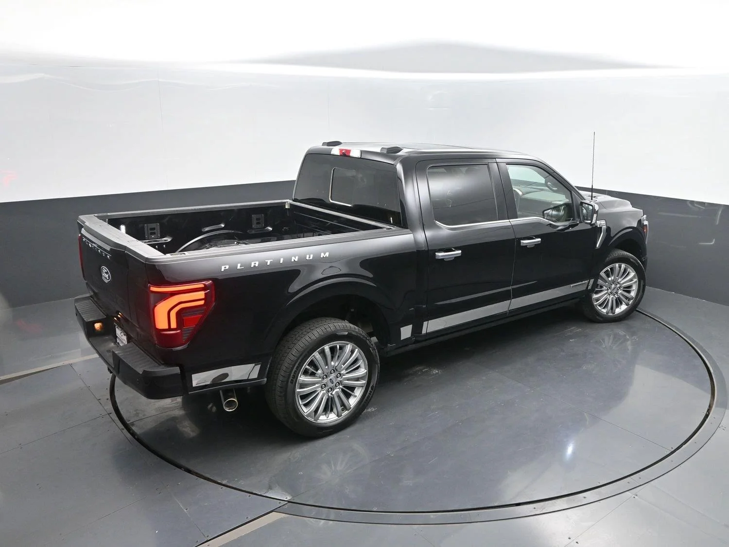 Used 2025 Agate Black Ford Platinum image 47