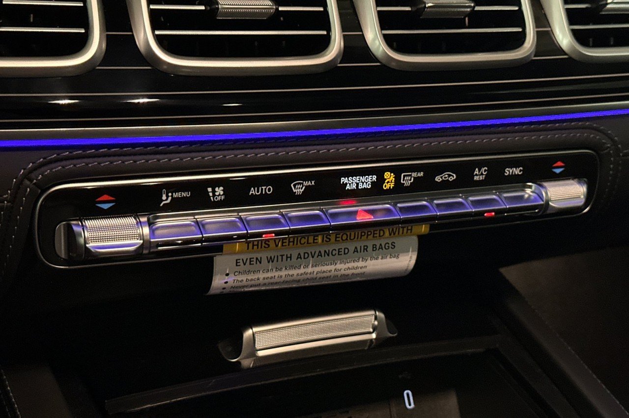 New 2026 MANUFAKTUR Moonlight White Metallic Mercedes-Benz Maybach GLS 600 4MATIC® SUV image 21