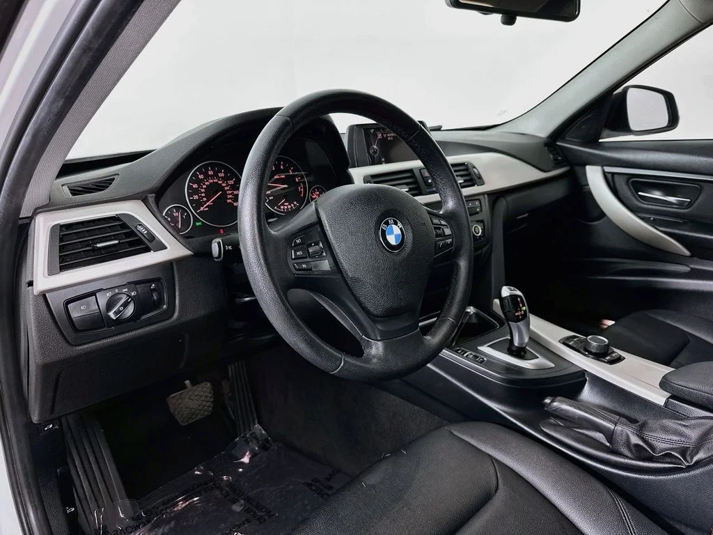 Used 2015 Alpine White BMW 320i image 10