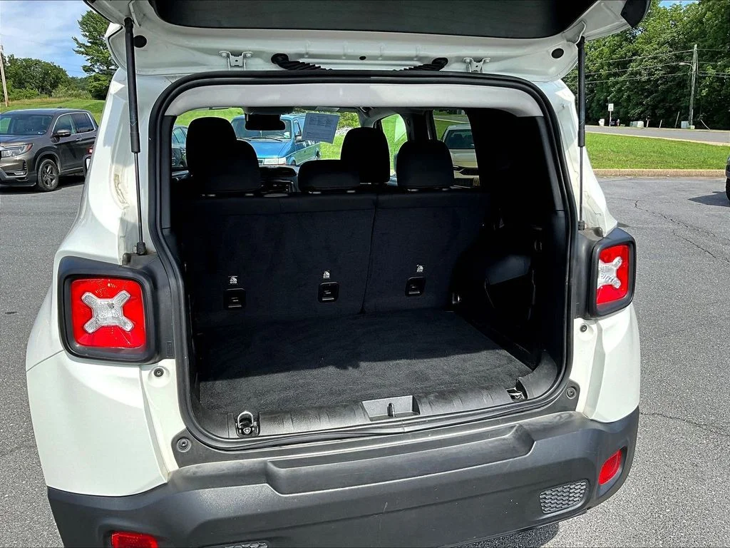 Used 2023 Alpine White Jeep Latitude image 22