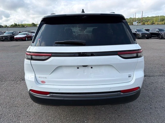New 2026 White Jeep  image 4